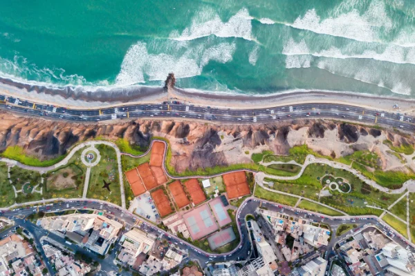 Vista aérea del malecón de Miraflores con parques frente al mar