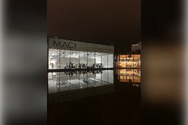Edificio de vidrio iluminado del Museo de Arte Contemporáneo de Lima de noche