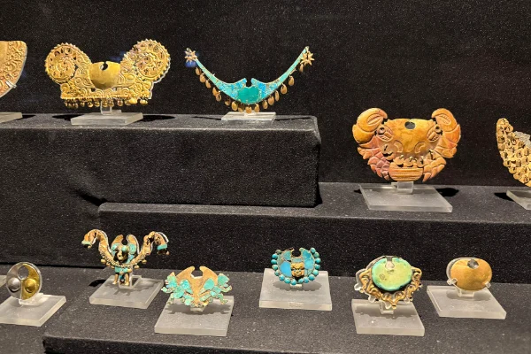 Piezas de orfebrería mochica en oro expuestas en el Museo Larco
