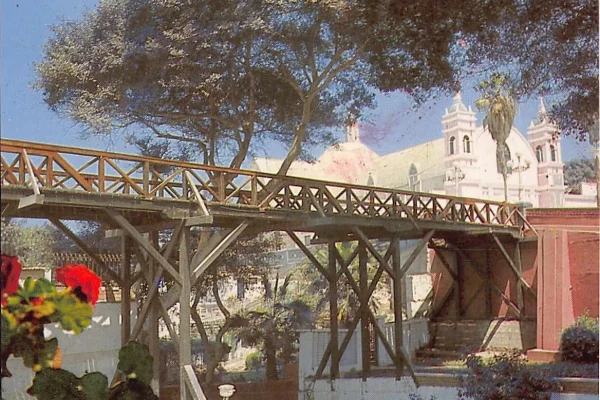 Puente de los Suspiros de madera en Barranco rodeado de flores